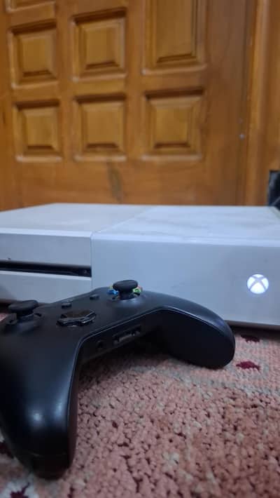XBOX ONE CONSOLE WITH 2 CONTROLLERS AND POWER SUPPLY NO JAILBREAK