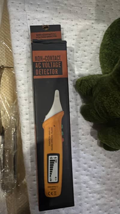 Ac voltage detector