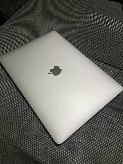 MacBook Pro 13" 2017 | Touch Bar | 4 Thunderbolt 3 Ports