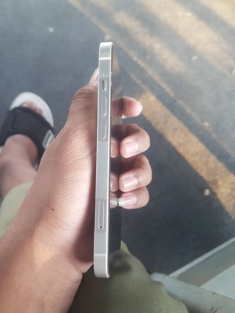 iPhone 13 4