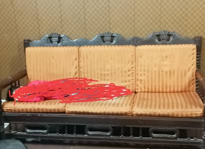 5 seater wooden sodfa set for sale . . . condition is 10/9