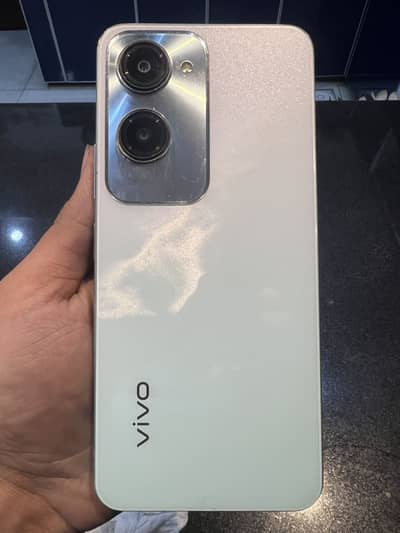 Vivo y18 10 by 10 condition box and charger available