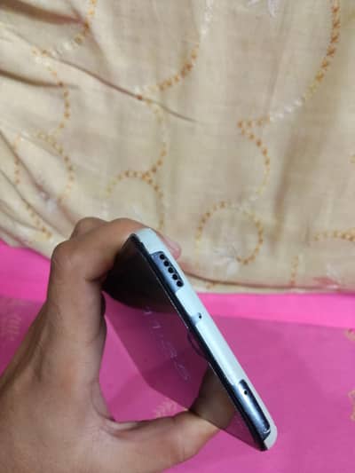 Moto z4. . . . . . . 4/128GB