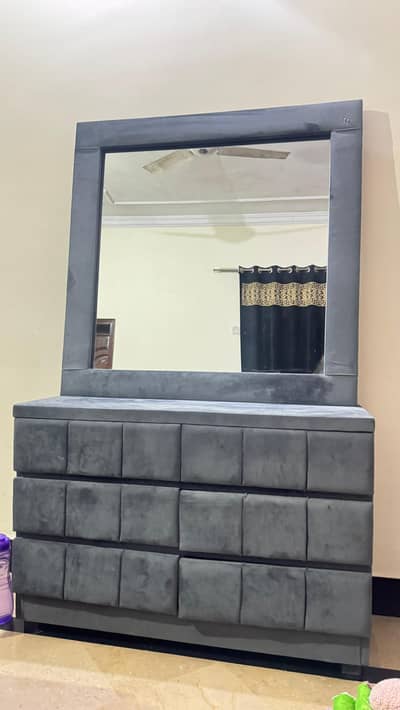 NEW STYLISH VELVET DRESSER