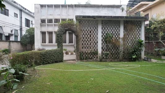 33 MARLA DEMOLISH HOUSE 51*143 DIMENSION H BLOCK NEAR TO CBD URGENT FOR SALE