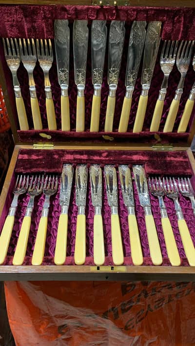 Beautiful 24 piece Cutlery set Silver plated with wooden box and key