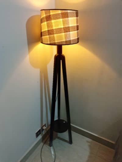 Tripod Floor corner lamp