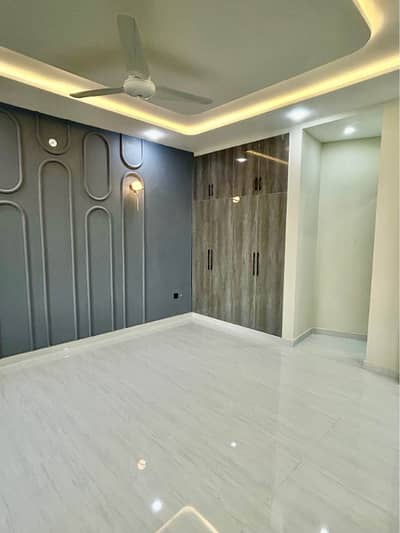 DOUBLE STORY Independent Separate House FOR RENT, 10 Marla 5 Bedroom Full House Available) BIG BIG ++ POINT Water Boring ) Gas Available Prime Location This House NEAR TO ISL HIGHWAY