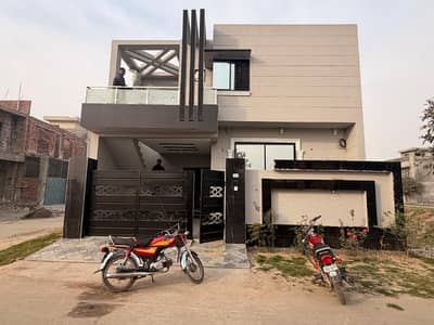 A Prime Location House Of 1200 Square Feet In Metro City