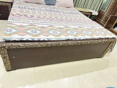 King side bed with 2 wodro used 10/10 condition.