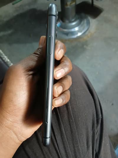 I phone 11 64 gb bettey health 80 condition 10 /9