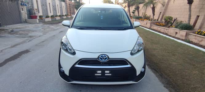 Toyota Sienta X 2018 Hybrid Push start -Pearl white