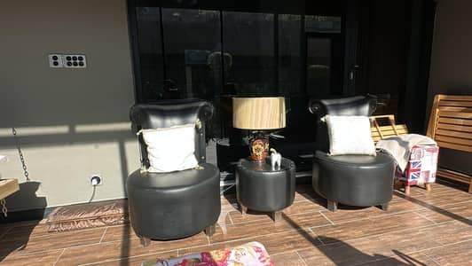 coffe table and chair