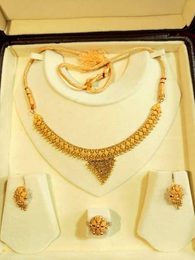 Gold 21k  jewellery set weight 1.4 Tola