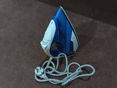 Dawlance steam iron -almost New ( for sale )