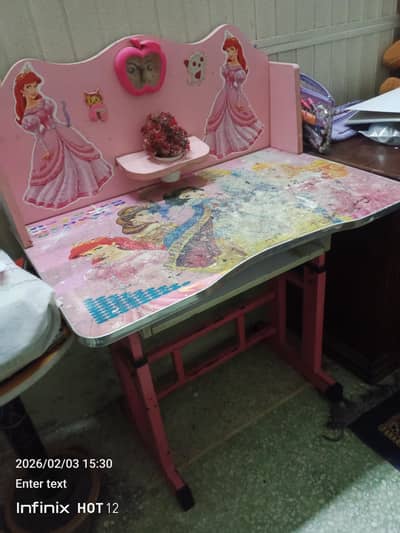 study table in good condition