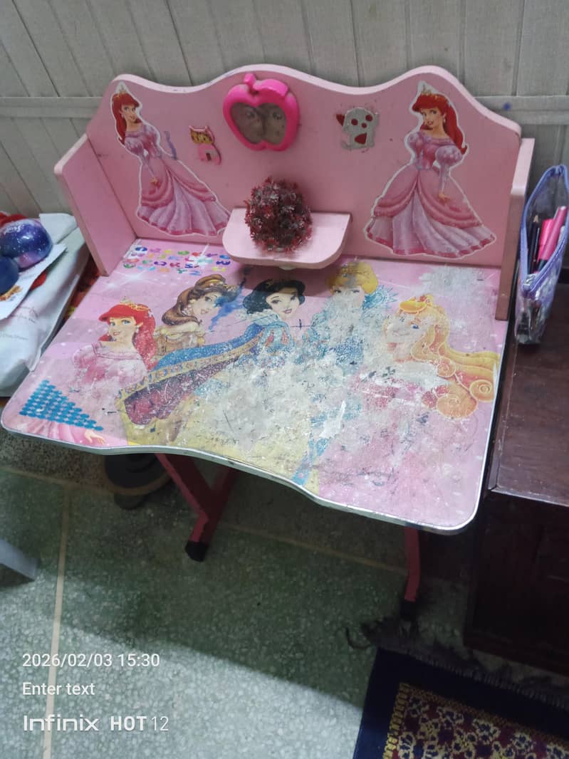 study table in good condition 1