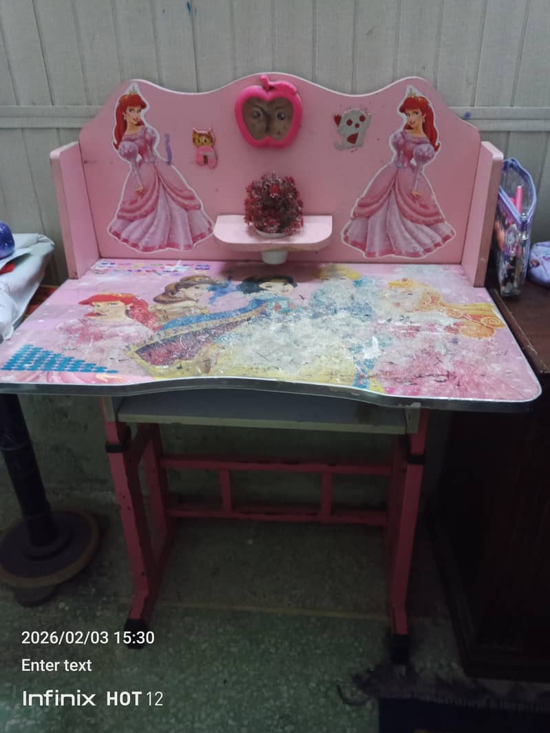 study table in good condition 2