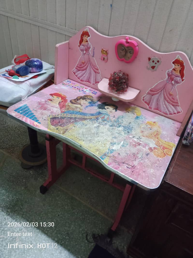 study table in good condition 3