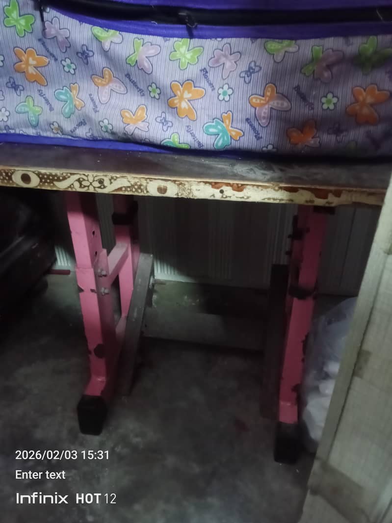study table in good condition 5