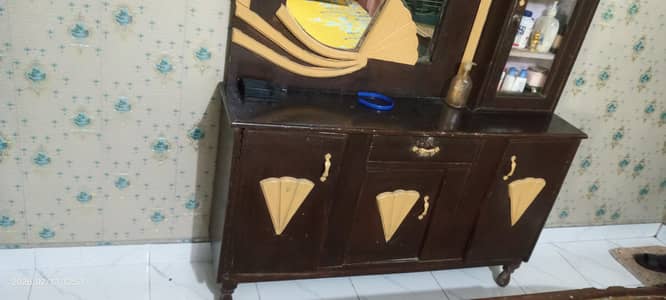 A dressing table Available in low prizes.
