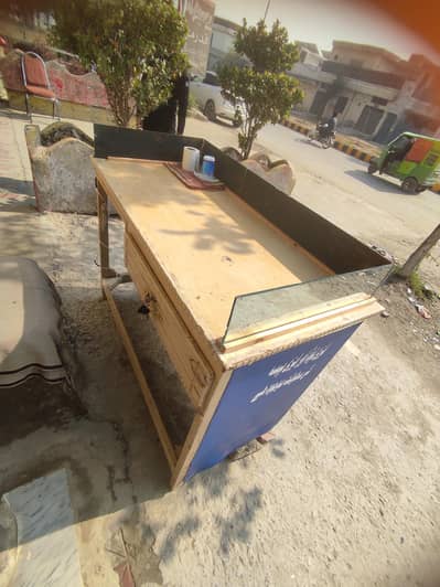 اچھی حالت میں مضبوط لکڑی کا ٹیبل برائے فروخت