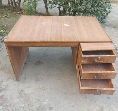 SELLING BIG SIZE TABLE BEST FOR OFFICE AND COMPUTER USE