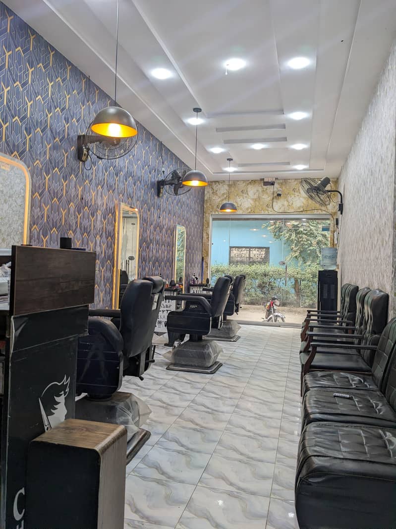 بوائز ہیئر سیلون کے لیے ماہر نائی درکار ہے 1