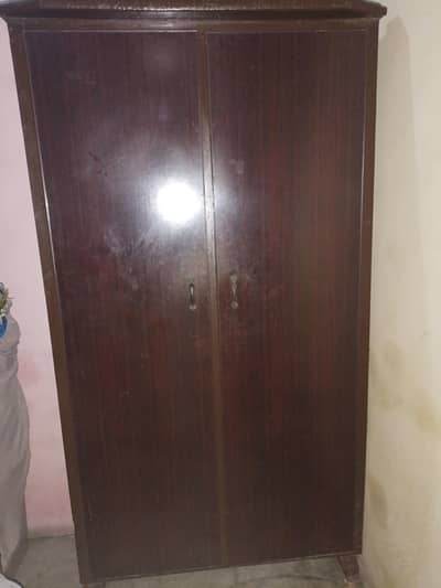 safe almarye hai original wood ki bni hoi all ok hai