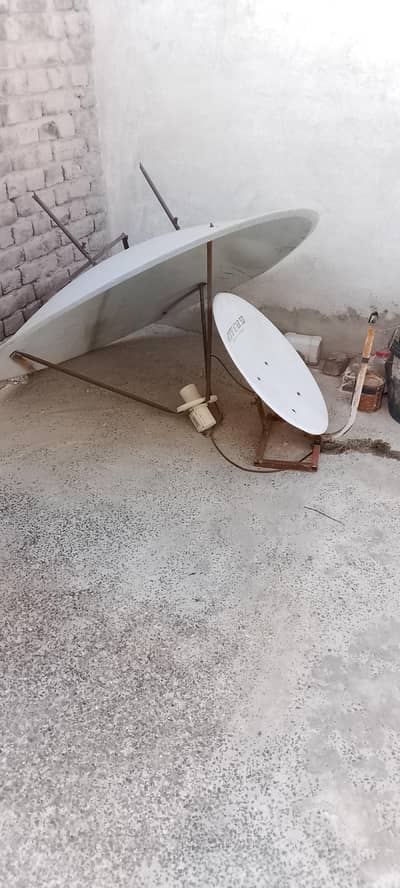 Neoset i5000 Receiver with 2 Dish Antennas and LNB.