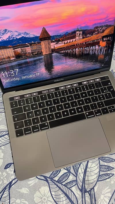 Apple MacBook pro 2017[ Late] Touchbar