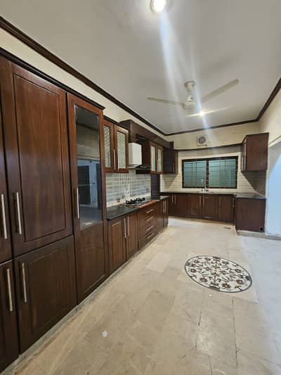 3 Bed Unfarnsih 1 Kanal Open Basement available for rent