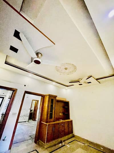 5 minutes 1st Floor (Mid Portion) For Rent in Sabzazar scheme Near To Main Fori Rabta keray