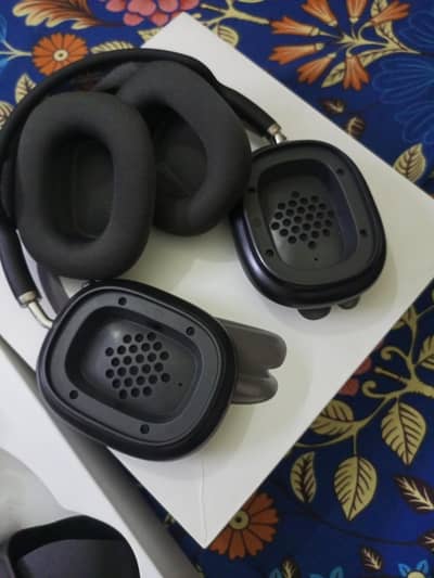 Airpods max Just 1 month used with magnetic covers high bass and sound