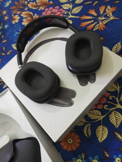 Airpods max Just 1 month used with magnetic covers high bass and sound