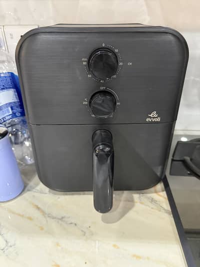 Evvoli Air Fryer with 8 Preset Programs| 1600W | 4L