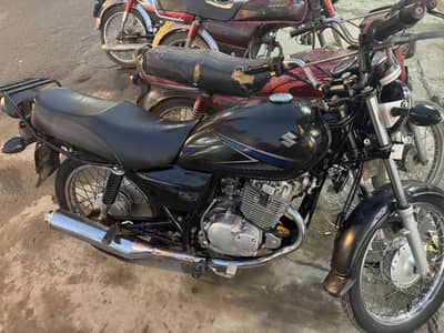 bilkul geniune bike hai koi cheez change nai ha