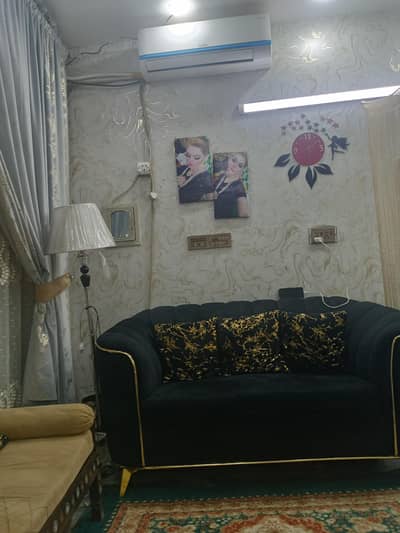 beauty saloon woman's