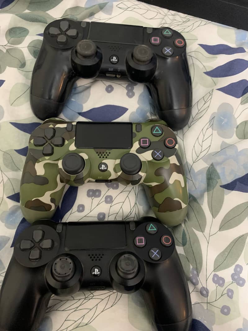 PS4 slim jailbroken with 3 controllers 1