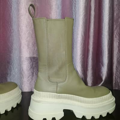 CHARLES KEITH 100% original brand new condition siz 35