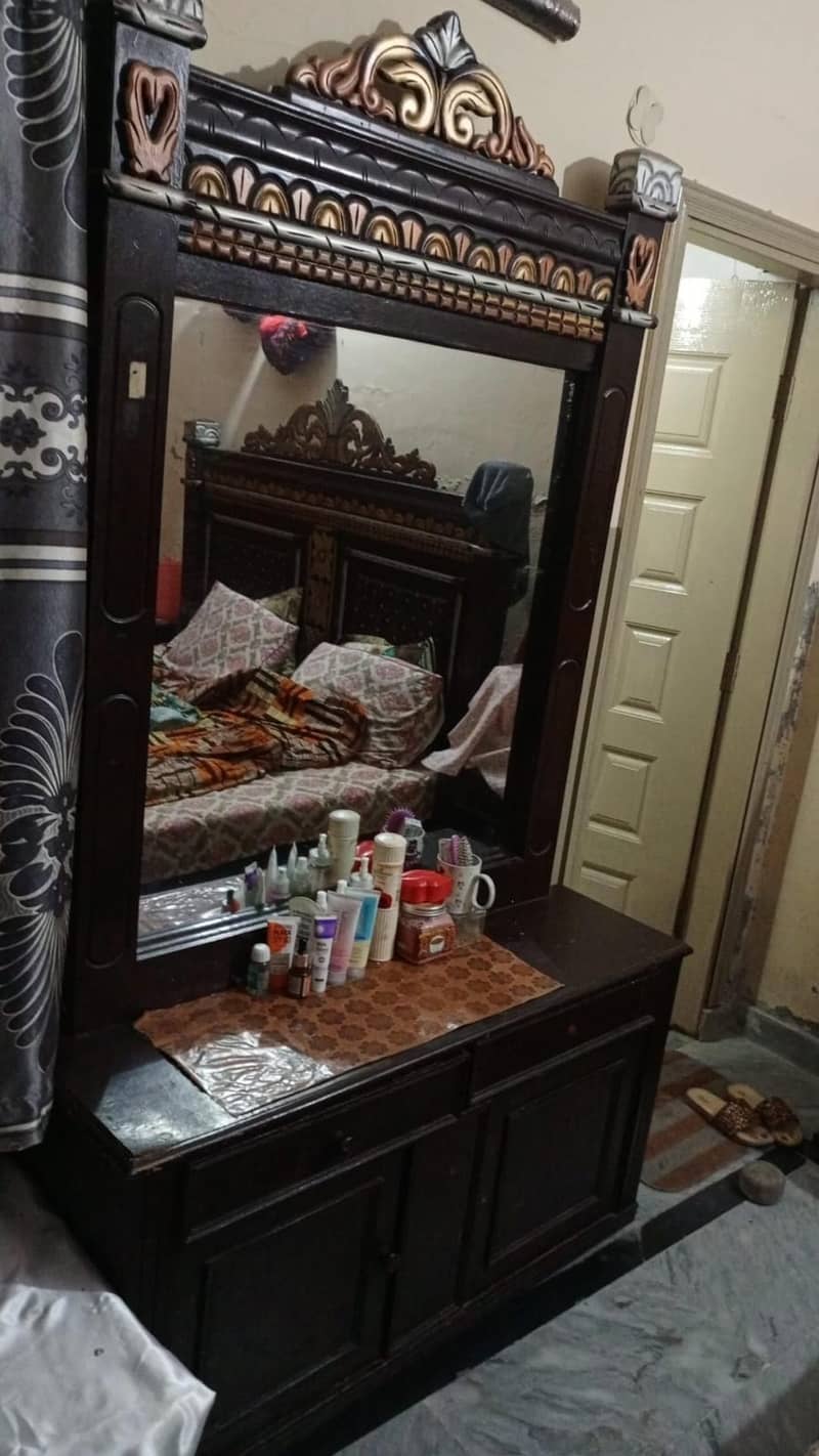 almari or dressingtable 0