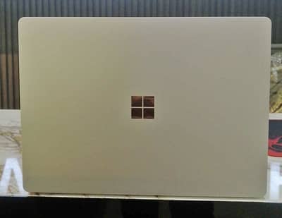 Microsoft Surface Laptop Go 1943 - Touch Screen Core i5 10th Gen 10/10