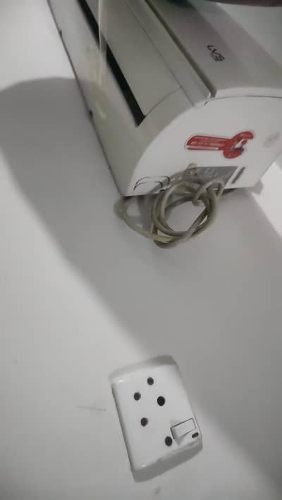 simple ac hai DC I interver nahi hai one ton ka hai. all okay hai