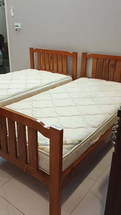 AMERICAN TWO SINGLE BEDS WITH MATTRESS MOLTI FOAM URGENT SALE