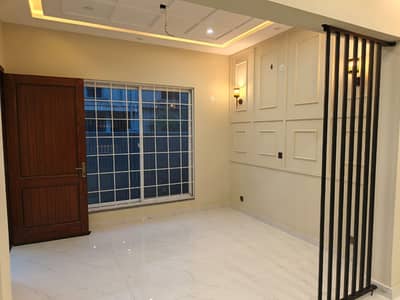 5.5 MARLA BRAND NEW 4 BEDROOMS HOUSE FOR RENT