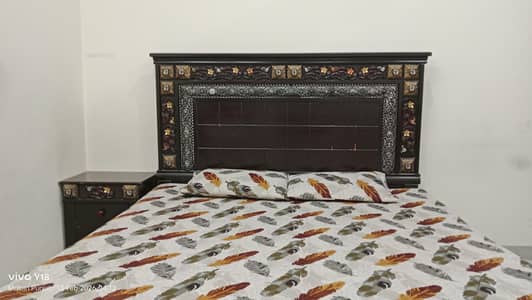 double bed with dressing tables and 2 sidetables