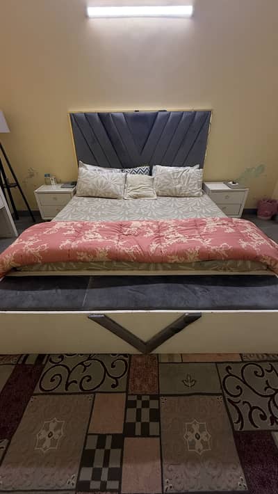 King Size Bedroom Set for Sale – with free standing lamp