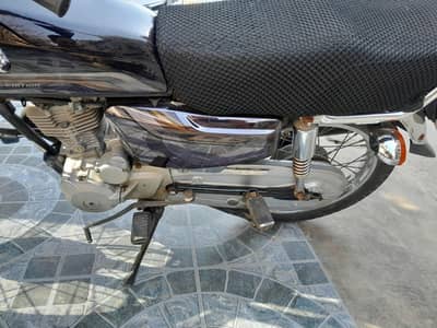 Honda 125 black clour self start