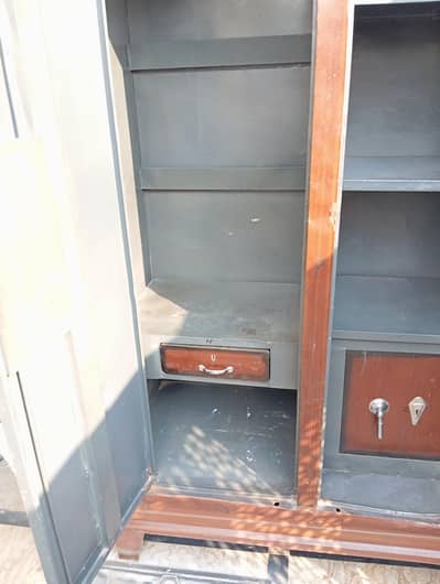 Steel Almari 6×4. See Condition in Images