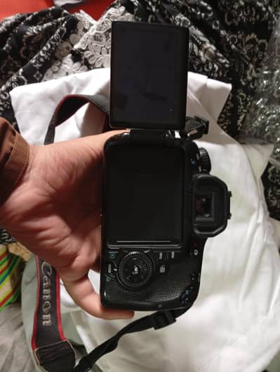 canon 60d lush condition with 18-55 lens less than 20k shutter count